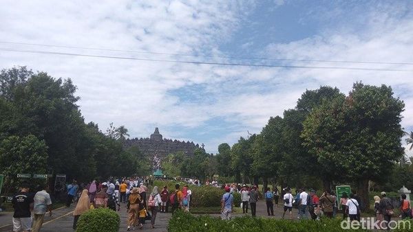 Foto: Keramaian Candi Borobudur di Akhir Tahun