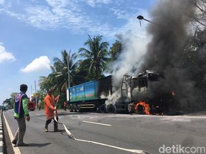 Truk Angkut Gas Ludes Terbakar di Bypass Mojokerto, Lalin Dua Arah Ditutup