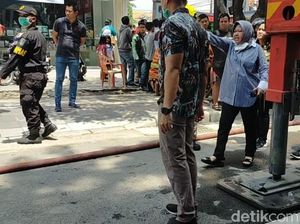 Risma Pimpin Pemadaman Toko Elektronik UFO yang Terbakar