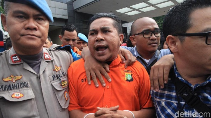 Foto: Tersangka penyerangan terhadap Novel Baswedan digiring keluar Bareskrim. (Ari Saputra-detikcom)