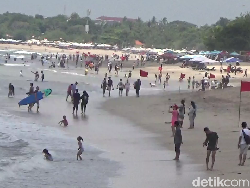 Tak Bisa Pulang, Turis China Perpanjang Liburan di Bali