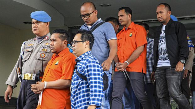 Dua polisi aktif (berbaju jingga) jadi tersangka kasus penyiraman air keras terhadap Novel Baswedan.