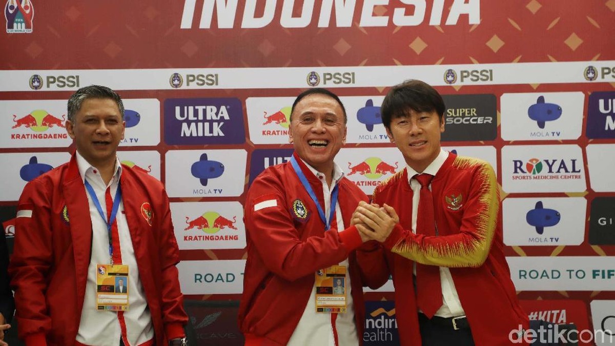 Shin Tae-yong bersama Ketua Umum PSSI, Mochamad Iriawan, dalam sesi perkenalan pelatih. (Foto: Pradita Utama)