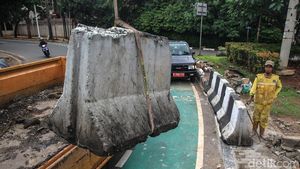 Hindari Kecelakaan di Pertigaan Senopati, Pembatas Beton Dipasang