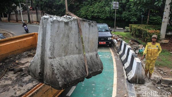 Hindari Kecelakaan di Pertigaan Senopati, Pembatas Beton Dipasang