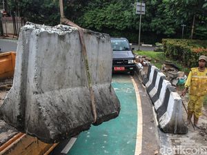 Hindari Kecelakaan di Pertigaan Senopati, Pembatas Beton Dipasang