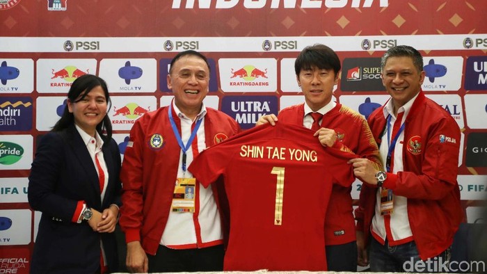 Shin Tae-yong telah resmi menjadi pelatih anyar Timnas Indonesia. Dia diperkenalkan di Stadion Pakansari, Cibinong, Sabtu (28/12/2019).