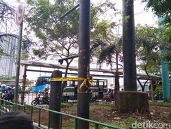 1 Tiang Reklame yang Tewaskan Ojol Belum Dicabut, Warga Ngeri