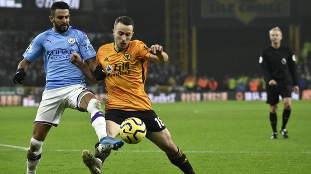 Wolverhampton Wanderers vs Manchester City Wolverhampton Wanderers' Diogo Jota, right, challenges for the ball with Manchester City's Riyad Mahrez during the English Premier League soccer match between Wolverhampton Wanderers and Manchester City at the Molineux Stadium in Wolverhampton, England, Friday, Dec. 27, 2019. (AP Photo/Rui Vieira)