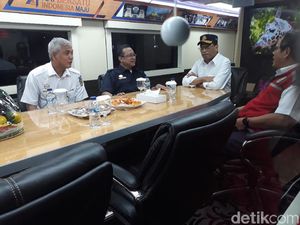 Momen Menhub Nyanyi di Stasiun Yogyakarta hingga Salam Metal