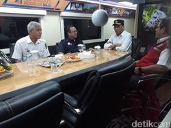 Momen Menhub Nyanyi di Stasiun Yogyakarta hingga Salam Metal