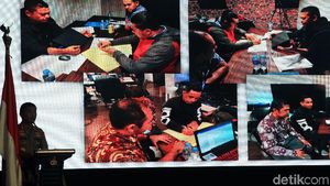 Kapolri Pamer Foto Tersangka Penyiram Air Keras ke Novel