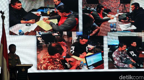 Kapolri Pamer Foto Tersangka Penyiram Air Keras ke Novel
