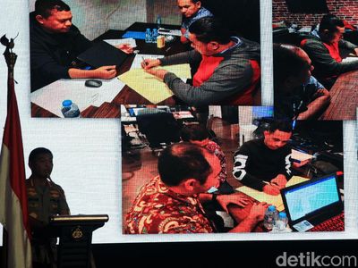 Kapolri Pamer Foto Tersangka Penyiram Air Keras ke Novel