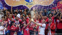 Tropi juara Liga 1 Putri 2019 diserahkan oleh Ketum PSSI M. Iriawan.