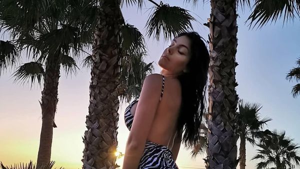 Foto: Gaya Liburan Seksi Pacar Cristiano Ronaldo