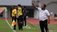 Pelatih kedua tim memberikan arahannya.