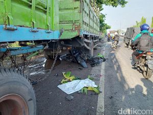 Biker Diseruduk Mobil Hingga Terlempar, Pasutri asal Lamongan Tewas