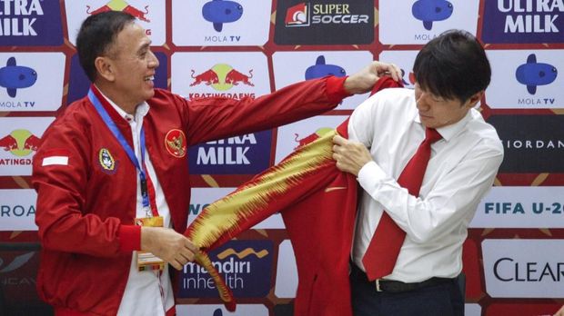 SHIN TAE-YONG RESMI LATIH TIMNAS SEPAK BOLA INDONESIA Ketua Umum PSSI Mochamad Iriawan (kiri) memakaikan jaket Timnas Indonesia ke Pelatih Timnas Indonesia Senior yang baru Shin Tae-Yong (kanan) di Stadion Pakansari, Cibinong, Bogor, Jawa Barat, Sabtu (28/12/2019). PSSI resmi mengontrak pelatih asal Korea Selatan Shin Tae-Yong selama empat tahun ke depan. ANTARA FOTO ANTARA FOTO/Yulius Satria Wijaya/wsj.