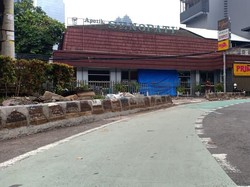 Pintu Kaca Apotek Senopati Rusak Ditabrak Mobil, Begini Penampakannya