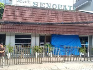 Apotek Senopati Ditabrak Mobil (Lagi) Apotek Senopati Ditabrak Mobil (Lagi)