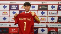 Shin Tae-yong saat resmi diperkenalkan sebagai pelatih timnas Indonesia di Stadion Pakansari tanggal 28 Desember 2019, nyaris tepat dua tahun lalu. (Foto: Pradita Utama)