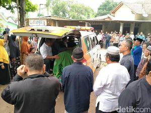 Imam Salat Jumat yang Wafat dalam Pangkuan Makmum Dimakamkan