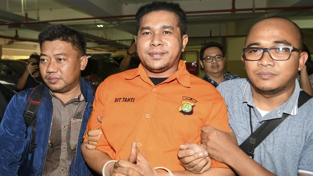 Rahmat Kadir Mahulette didakwa melakukan penganiayaan berat dan terencana dalam kasus penyiraman air kerasa terhadap Novel Baswedan