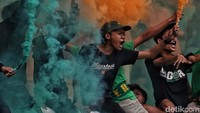 Meski didukung oleh penonton yang menyalakan flare, namun Tira Persikabo gagal membendung Persib Bandung.