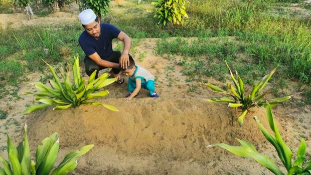 Kisah Pilu Bocah 2 Tahun Main Pasir di Makam Orang Tuanya