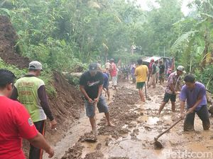 Hujan Deras, Tebing Setinggi 30 Meter Longsor Tutup Akses Jalan di Tulungagung