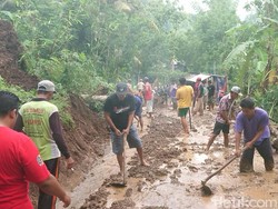 Hujan Deras, Tebing Setinggi 30 Meter Longsor Tutup Akses Jalan di Tulungagung
