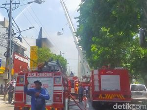 1 Jam Api yang Membakar Toko Elektronik UFO Berhasil Dilokalisir