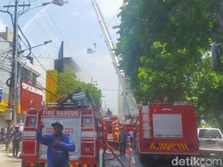 1 Jam Api yang Membakar Toko Elektronik UFO Berhasil Dilokalisir