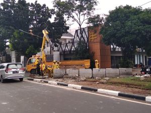 Bina Marga Pasang MCB Pascainsiden Mobil Tabrak Apotek Senopati Bina Marga Pasang MCB Pascainsiden Mobil Tabrak Apotek Senopati