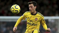 Pelabuhan selanjutnya yang dituju pemain muslim ini ialah Arsenal. Saat itu ia resmi diperkenlakan pada batas waktu hari transfer di Inggris, yakni 2 September 2013. The Gunners saat itu harus membayar biaya sebesar 42,5 juta pounds untuk mendatangkan Ozil dari Real Madrid. Dengan nominal sebesar itu, Ozil memecahkan rekor transfer Arsenal dan sekaligus menjadi pesepak bola asal Jerman yang paling mahal sepanjang masa. Mark Kerton/PA via AP