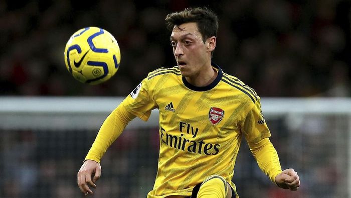 Nama Mesut Oezil masih diboikot oleh komentator China, kendati tubruk Arsenal sudah disiarkan lagi. (Foto: Mark Kerton/PA via AP) Nama Mesut Oezil masih diboikot oleh komentator China, kendati tubruk Arsenal sudah disiarkan lagi. (Foto: Mark Kerton/PA via AP)