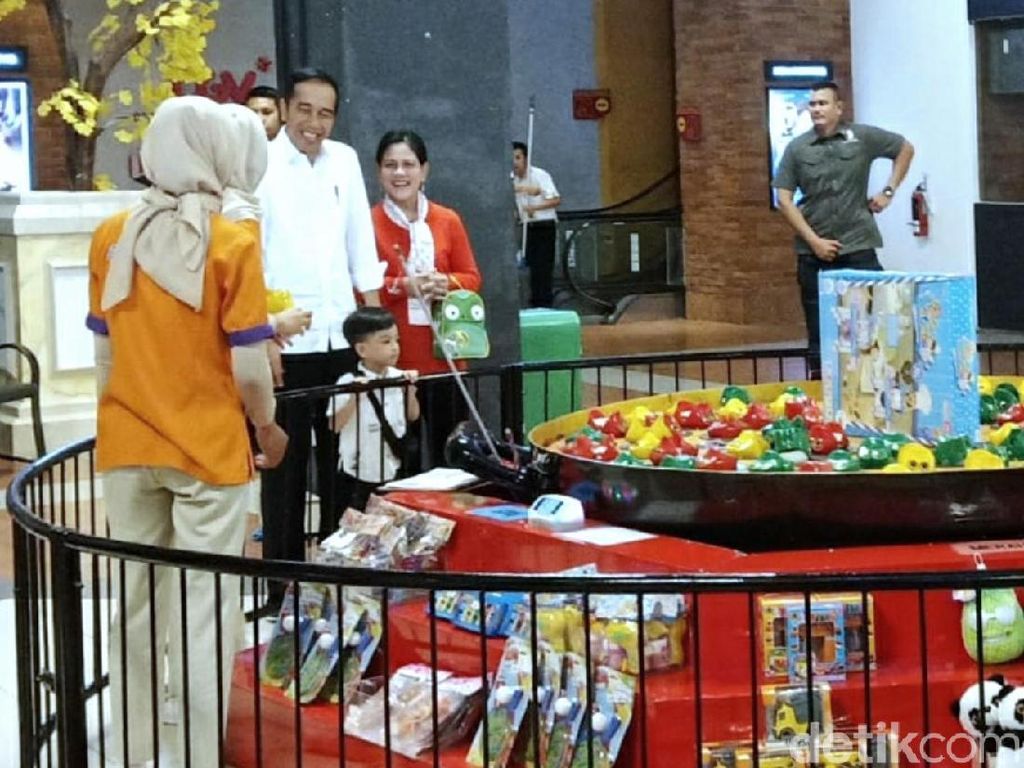 Libur Akhir Pekan, Jokowi Momong Jan Ethes ke Trans Studio Mini Solo Libur Akhir Pekan, Jokowi Momong Jan Ethes ke Trans Studio Mini Solo