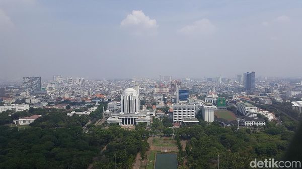 Potret Jakarta dari Puncak Monas Saat Liburan Akhir Tahun