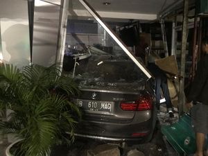 Mobil Sedan Tabrak Apotek Senopati di Jaksel