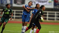 Penjaga gawang, Tira-Persikabo Kartini berhasil mengamankan bola.