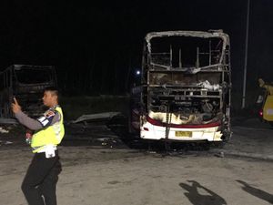 Begini Kondisi Bus dan Kendaraan yang Terbakar di GT Kalikangkung