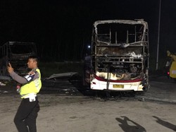 Begini Kondisi Bus dan Kendaraan yang Terbakar di GT Kalikangkung