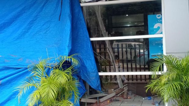 Pemobil BMW menabrak Apotek Senopati.