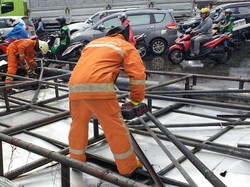 Polisi Telusuri Pemilik Papan Reklame yang Roboh di Cengkareng