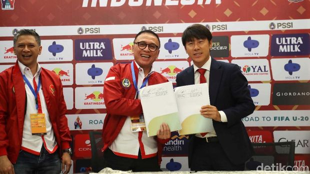 Shin Tae-yong telah resmi menjadi pelatih anyar Timnas Indonesia. Dia diperkenalkan di Stadion Pakansari, Cibinong, Sabtu (28/12/2019).