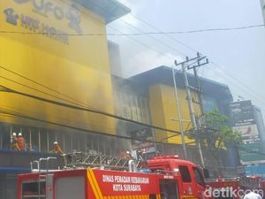 Toko Elektronik UFO Keluarkan Asap Hitam, Lalin Menuju Manyar Ditutup