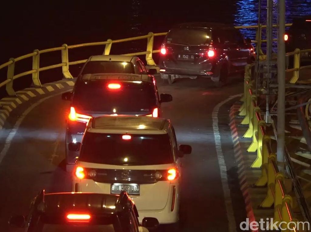 Pelabuhan ASDP Ketapang Disesaki Mobil Pribadi Pelabuhan ASDP Ketapang Disesaki Mobil Pribadi