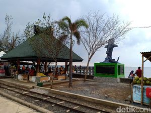 Kemunculan Hiu Tutul Masih jadi Primadona Pengunjung Pantai Bentar Probolinggo