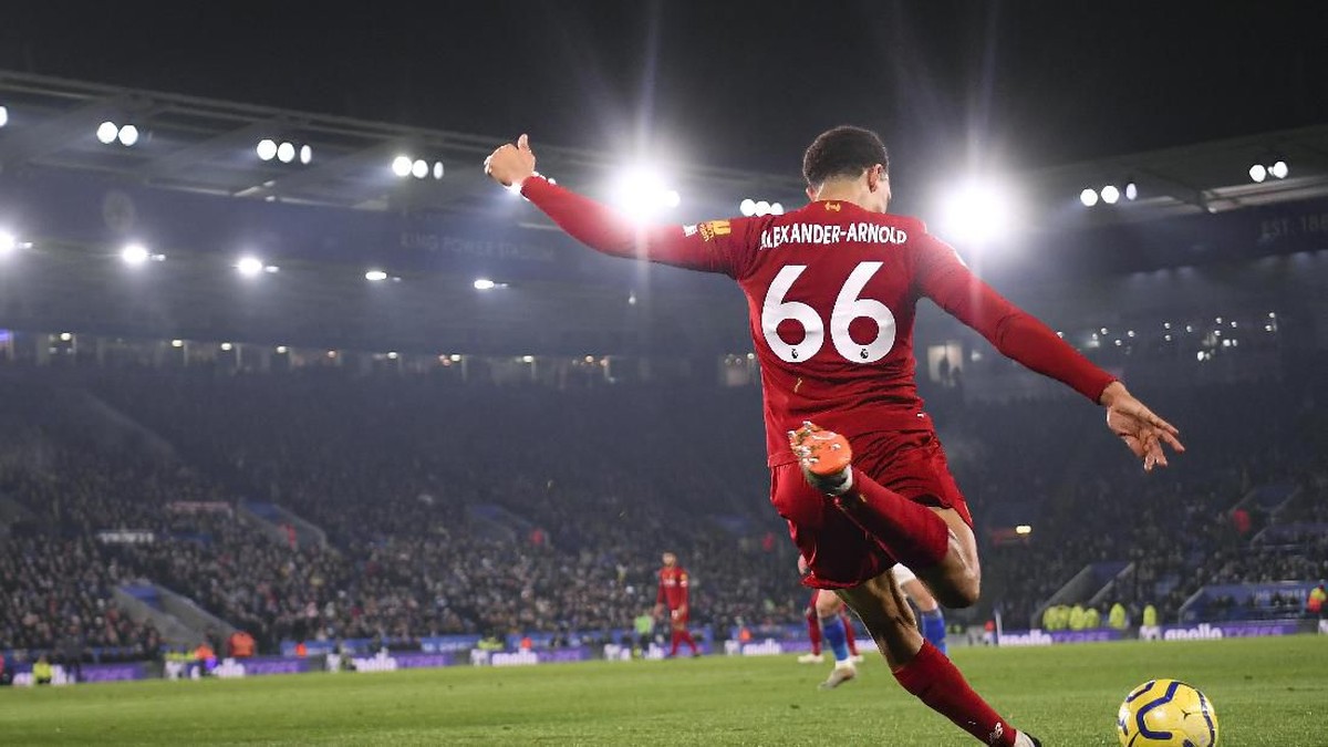 Trent Alexander-Arnold layak dijuluki sebagai raja assist Liverpool berkat torehan gemilangnya sejak musim lalu (Foto: Michael Regan/Getty Images)